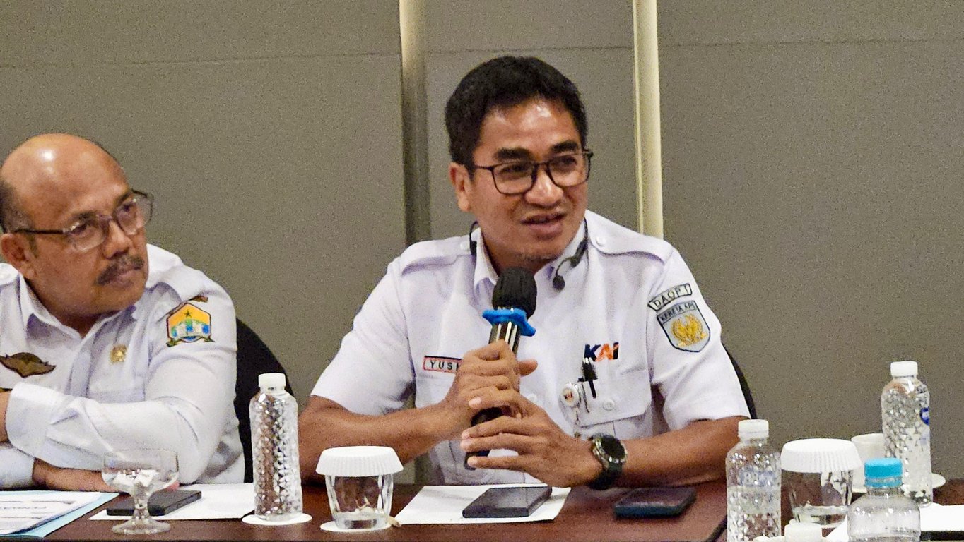 EVP KAI Daop 1 Jakarta Yuskal Setiawan memberikan tanggapan pada acara Rapat Koordinasi Rencana Elektrifikasi KA Jalur Serang - Rangkasbitung, Rabu (25/6)