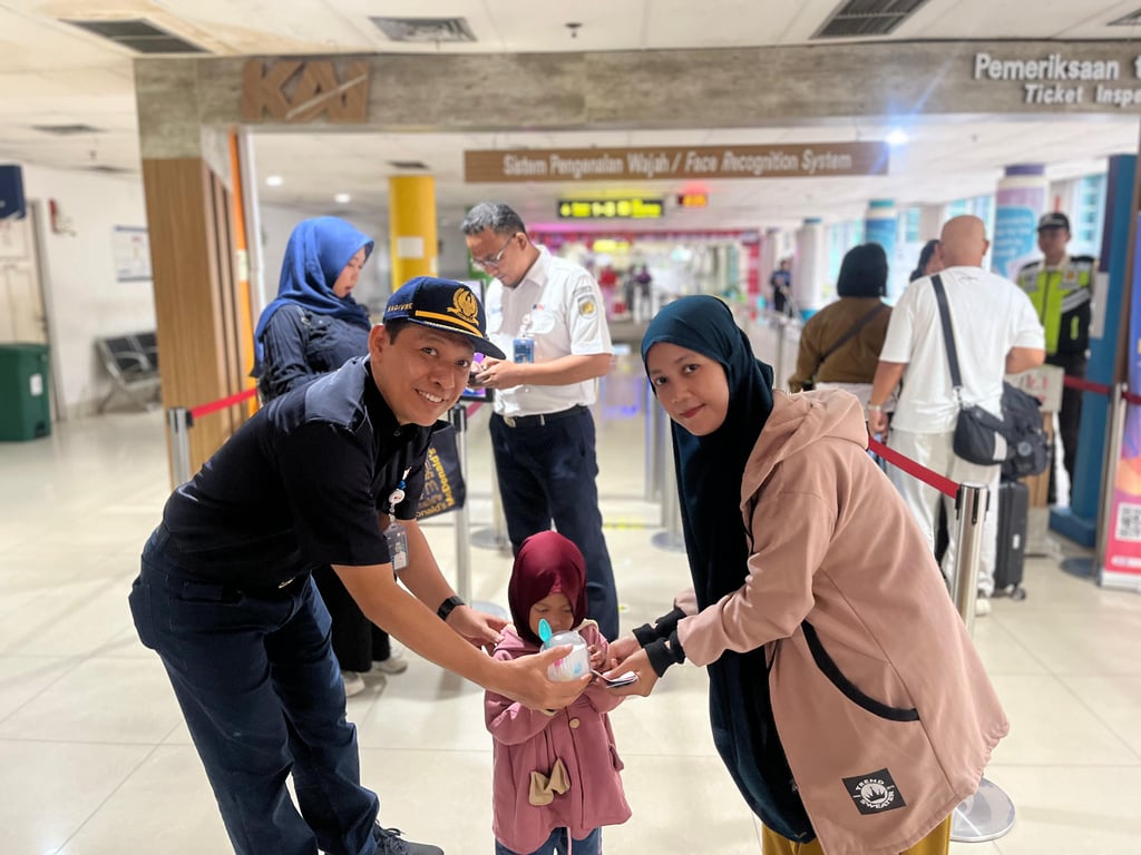Vice President KAI Divre I Sumut Sofan Hidayah (kiri) memberikan bingkisan kepada pelanggan di Stasiun Medan, Kamis (4/9).