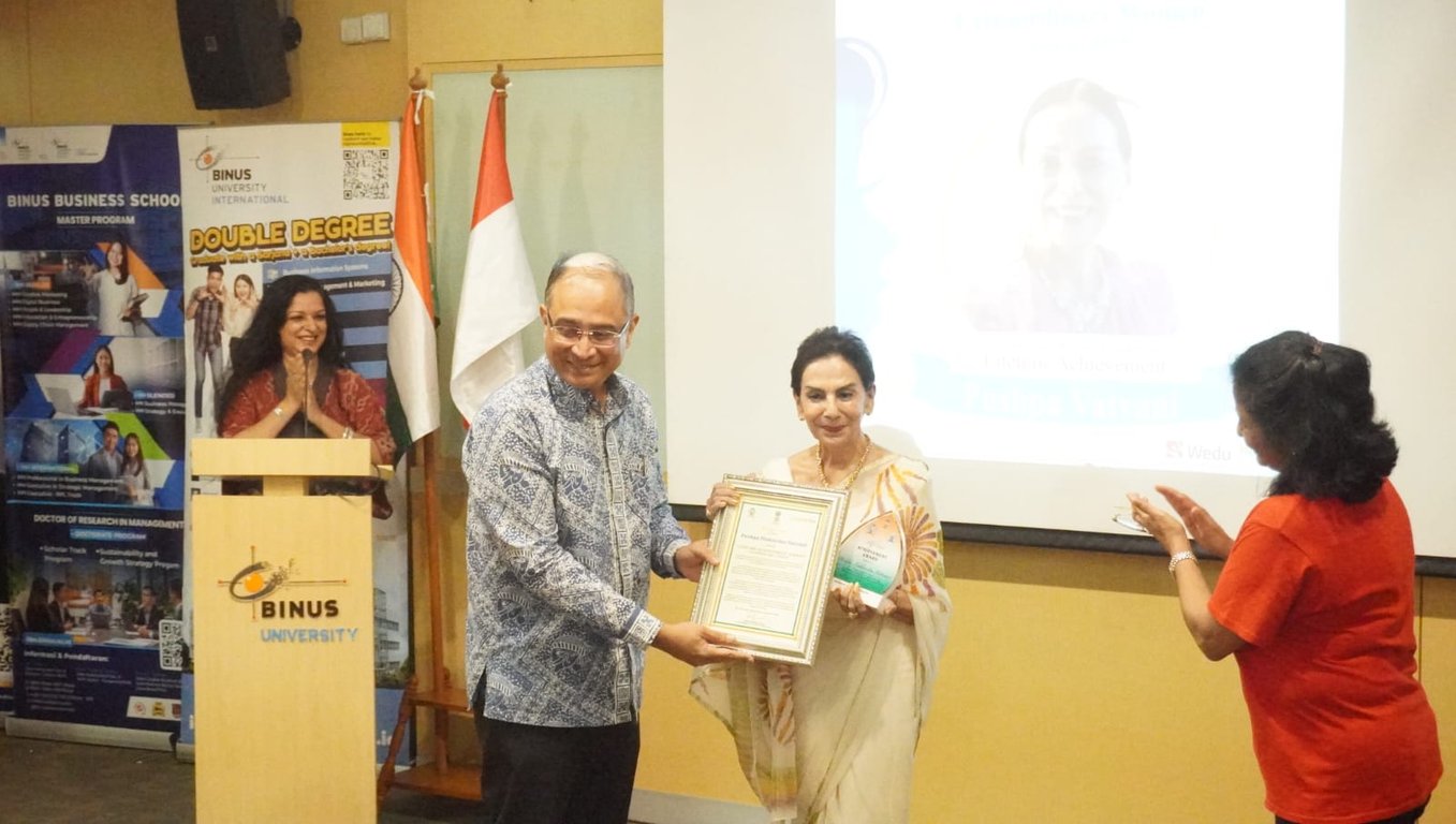  Pushpa Vatvani menerima penghargaan dalam kategori  kategori Lifetime Achievement  (Jakarta, 9 Maret 2025)