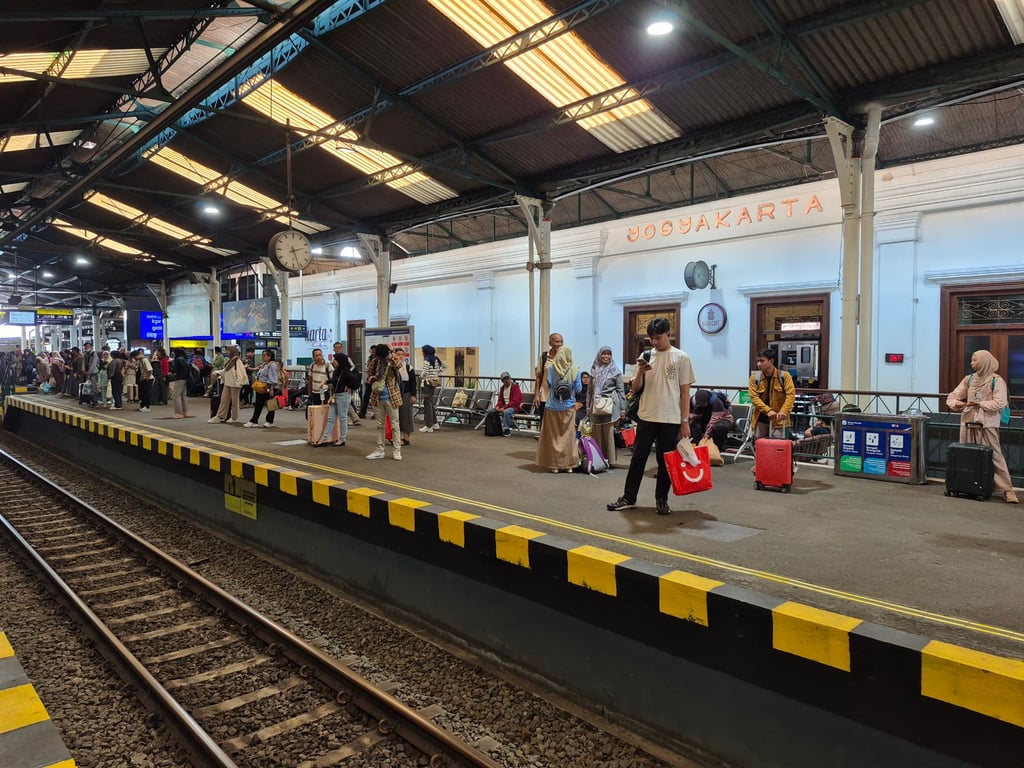 Suasana penumpang di Stasiun Yogyakarta pada masa Libur Peringatan Kenaikan Yesus Kristus