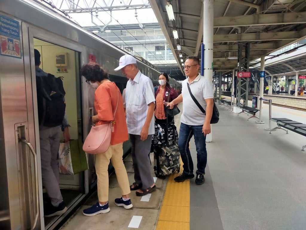 pelanggan masuk kedalam kereta KA Parahyangan saat berhenti sempurna, Selasa (1/7)