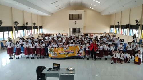 Pelatihan Teknik Presentasi Oleh Pembicara Terbaik Priska Sahanaya Bersama Agatis Dan Pronas di  SD Dan SMP Vianney
