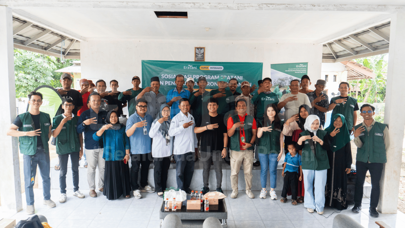 <i>Photo caption: Pengenalan drone kepada petani binaan Eratani di Jawa Barat.</i>