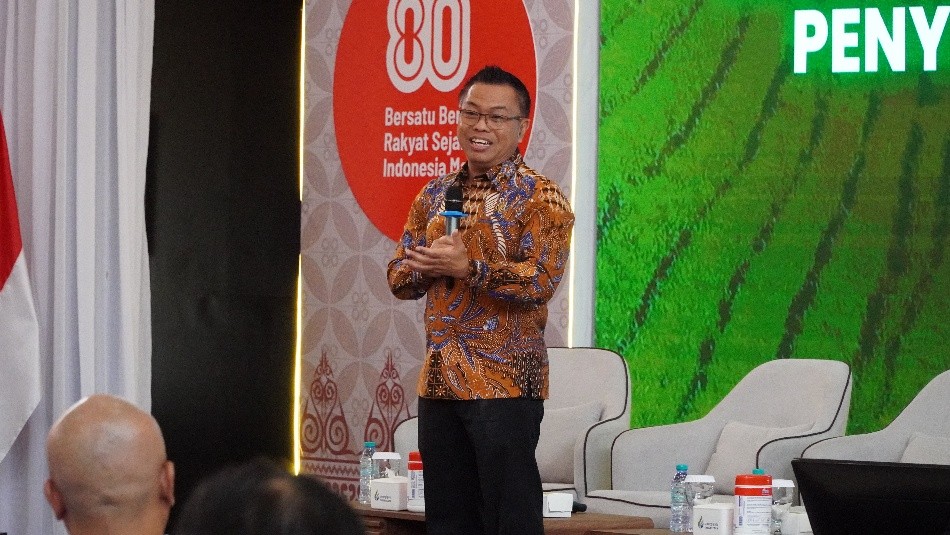 Bapak I Gusti Ketut Astawa, Deputi Ketersediaan dan Stabilisasi Pangan sampaikan pengantar sebelum membuka diskusi yang berlangsung di Representative Office PT Sinergi Gula Nusantara, Surabaya, (22/8/2025). Foto: Humas SGN