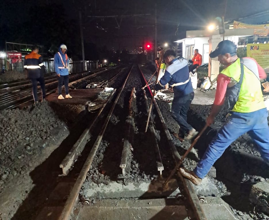 Para petugas perbaikan dari KAI Daop 1 Jakarta saat melakukan perbaikan geometri jalan rel di JPL 75, Kamis (19/6) malam.