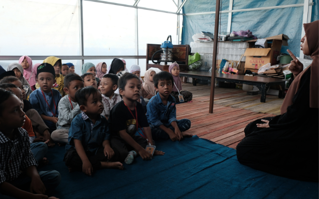Dari balik kelas sederhana ini, diharapkan lahir calon ilmuwan dan pemimpin masa depan.