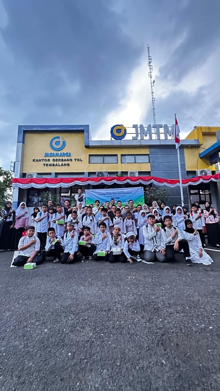 Penyerahan Santunan Anak Yatim di  Maintenance Service Area Semarang