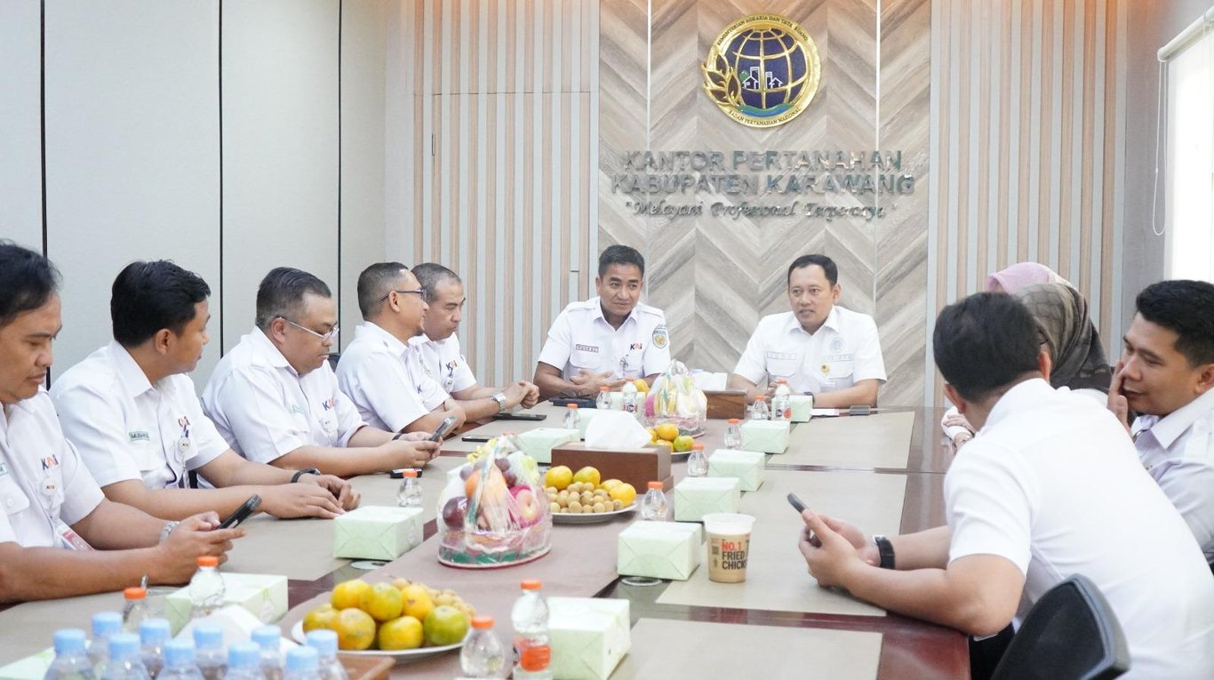 Manajemen Daop 1 Jakarta dan juga Jajaran Kabupaten karawang saat lakukan diskusi