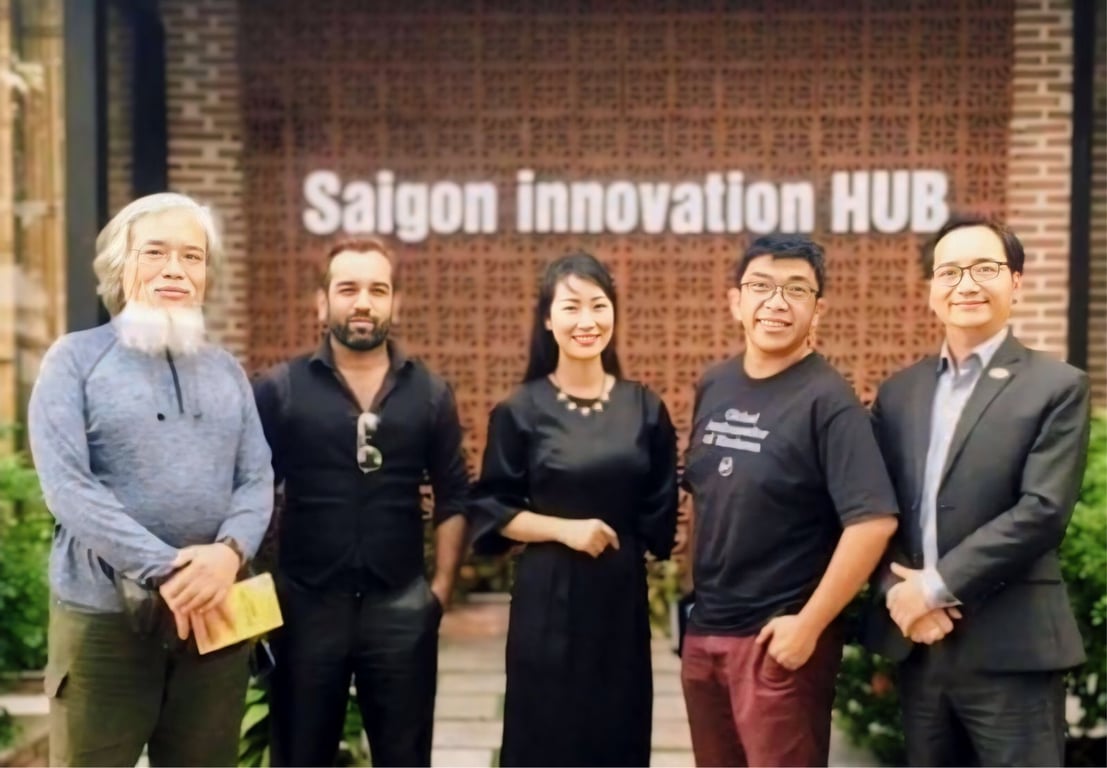 Trong bức ảnh chụp tại Saigon Innovation HUB (SIHUB), Kailash Raghuwanshi (đứng thứ hai từ trái qua) đã được mời chia sẻ kiến thức chuyên môn về cách các doanh nghiệp Việt Nam có thể điều hướng quá trình quốc tế hóa, mở rộng quy mô hiệu quả, và tiếp cận với quỹ đầu tư mạo hiểm.