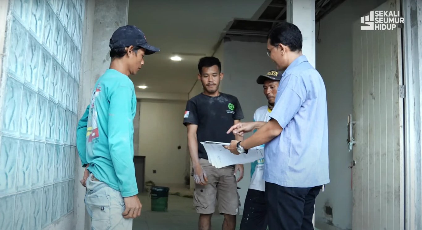Hengky melakukan briefing saat proyek