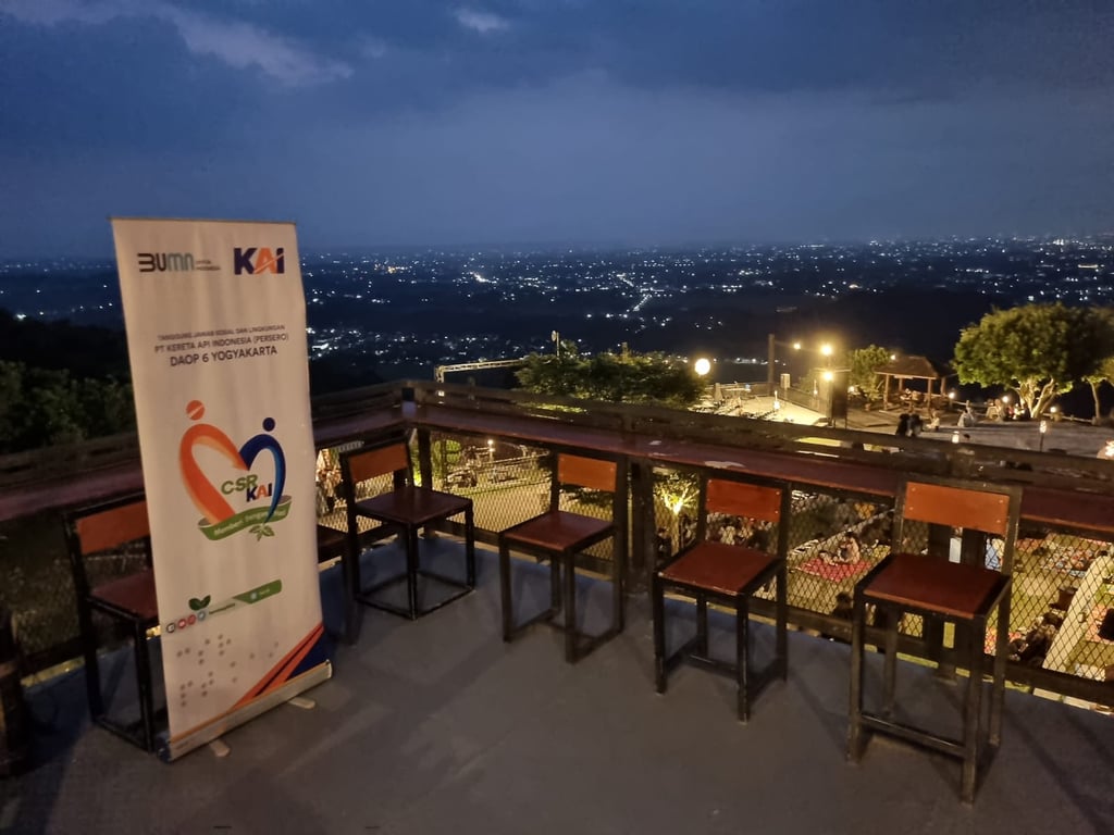 Pemandangan suasana Puncak Sosok dari Balkon KAI