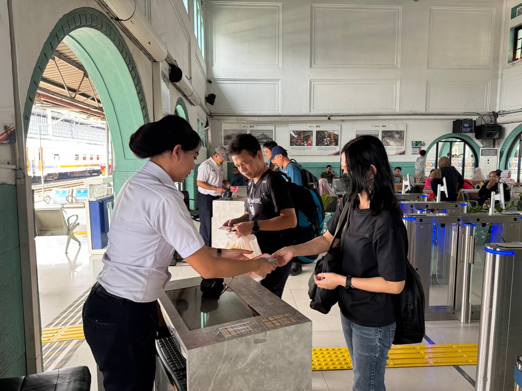 Petugas KAI Daop 1 Jakarta memerika calon pelanggan di Stasiun Pasarsenen, pada Kamis (26/6).