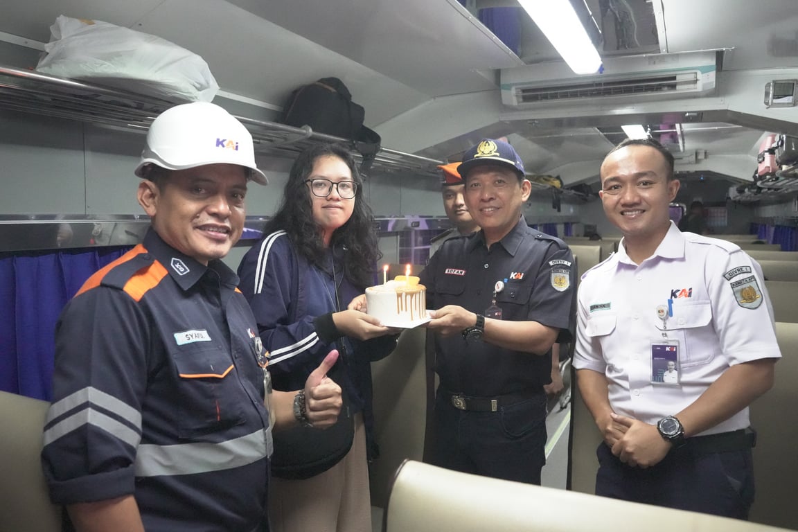 Vice President KAI Divre I Sumut Sofan Hidayah (kedua kanan) memberikan kue ulang tahun kepada pelanggan di KA Sribilah Utama (Medan-Rantau Prapat), Kamis (4/9).
