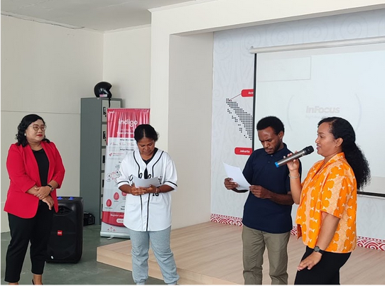 Peserta sedang mempraktikkan teknik public speaking