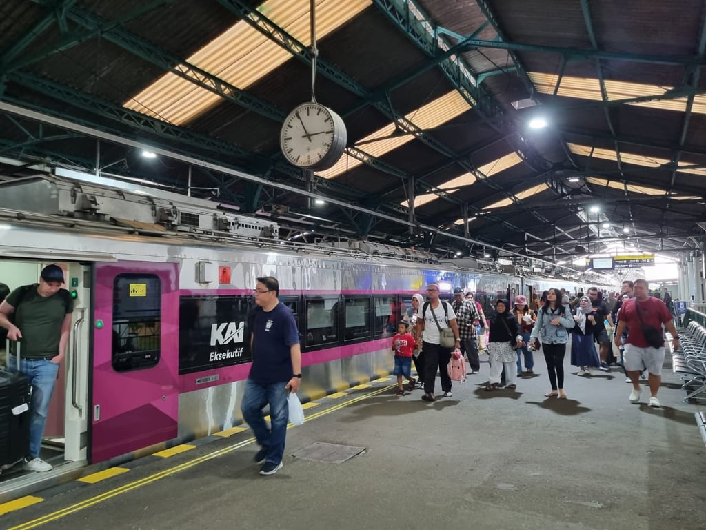 Para penumpang KA hendak memasuki kereta yang berhenti di Stasiun Yogyakarta