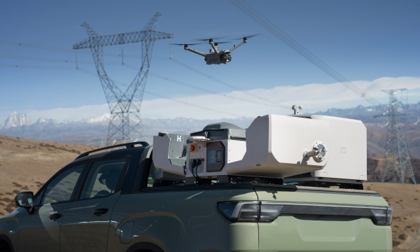 DJI Dock 3 mendukung pemasangan pada kendaraan, memungkinkan operasi drone tetap berjalan di tengah mobilitas tinggi.