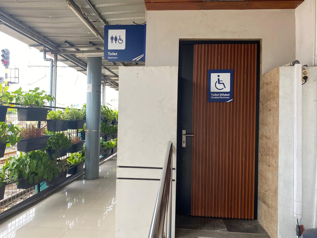 Toilet untuk disabilitas yang dilengkapi fasilitas penunjang
