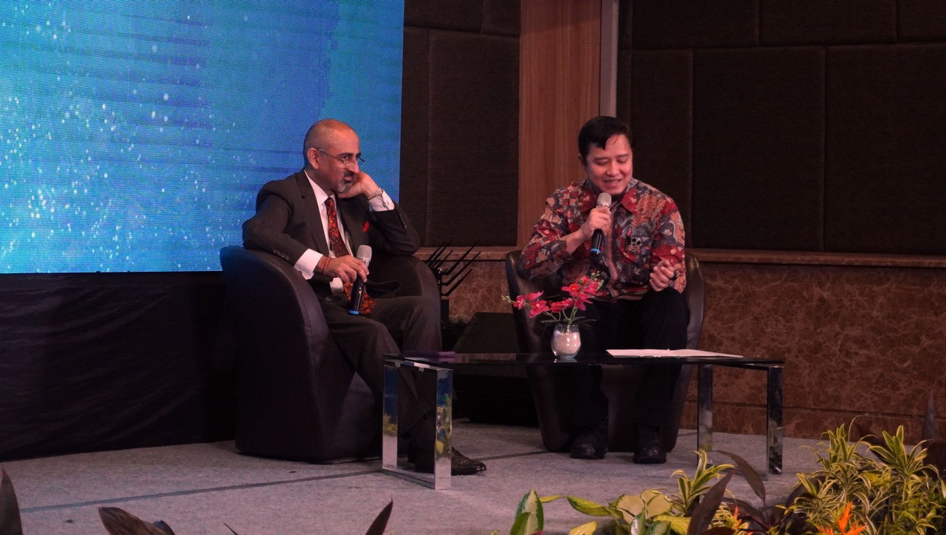 Profesor Anupam Sibal (kiri) melakukan diskusi pada acara Meet The Expert in Pediatric Gastroenterology and Hepatology di Auditorium Ang Boen Ing, Mayapada Hospital, Jakarta Selatan, Selasa (25/3/2025). Foto: Rafi Fadhilah/IndiaNewsDesk