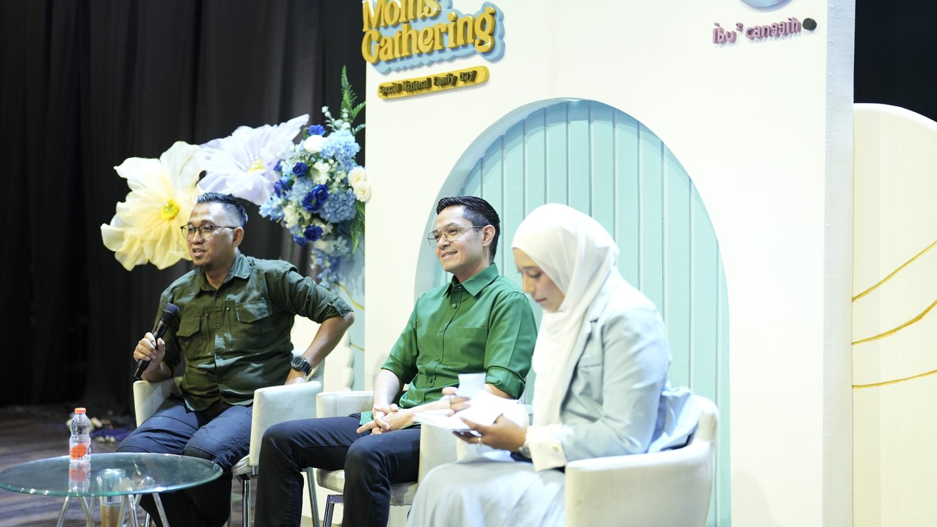 Aktor Dude Harlino turut hadir dan mengisi acara sebagai Brand Ambassador sekaligus speaker talkshow Danasyariah.