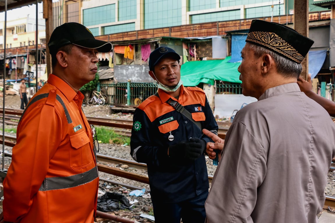 Manager PAM Daop 1 Jakarta, Nur Syam, saat menyampaikan sosialisasi kepada masyarakat sekitar agar tidak menaruh benda di sekitar jalur KA.