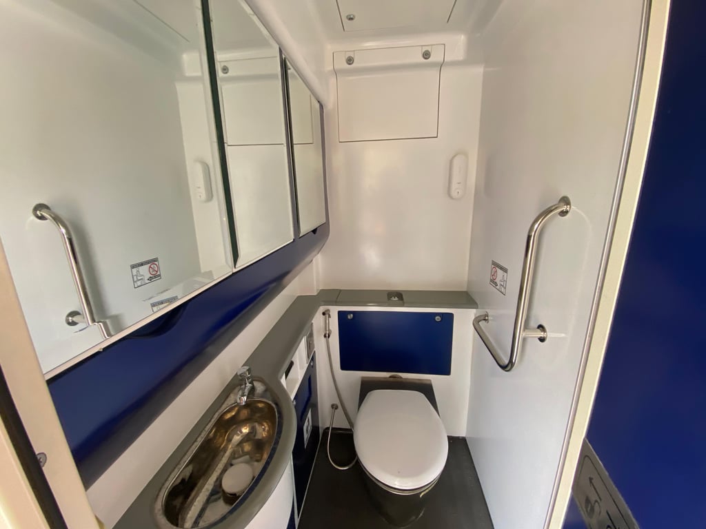 Toilet pada Kereta Eksekutif Stainless Steel New Generation
