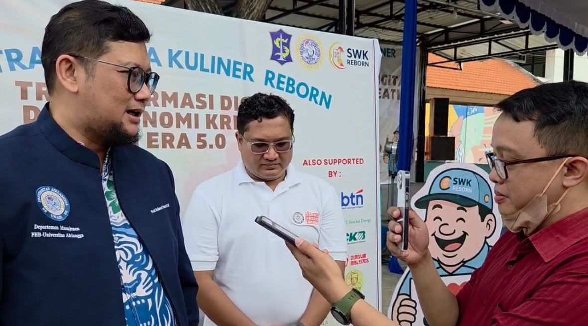 SHARING: paling kiri, Prof. Dr. Gancar Candra Premananto, SE., M.Si., CDM., CI., CCC., QCRO., AiBIZ dan Rachmad Ari Fattah (tengah) selaku Ketua Panitia CSV menjelaskan tujuan dari program pelatihan yang dilakukan Mahasiswa Magister Manajemen Universitas Airlangga.