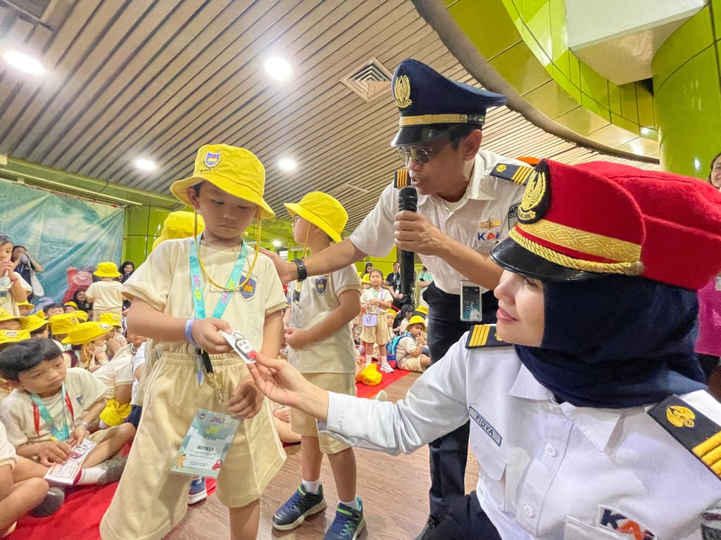 Salah satu murid TKK Penabur Jakarta menerima souvenir pada sesi tanya jawab di Stasiun Gambir, Sabtu (24/5).