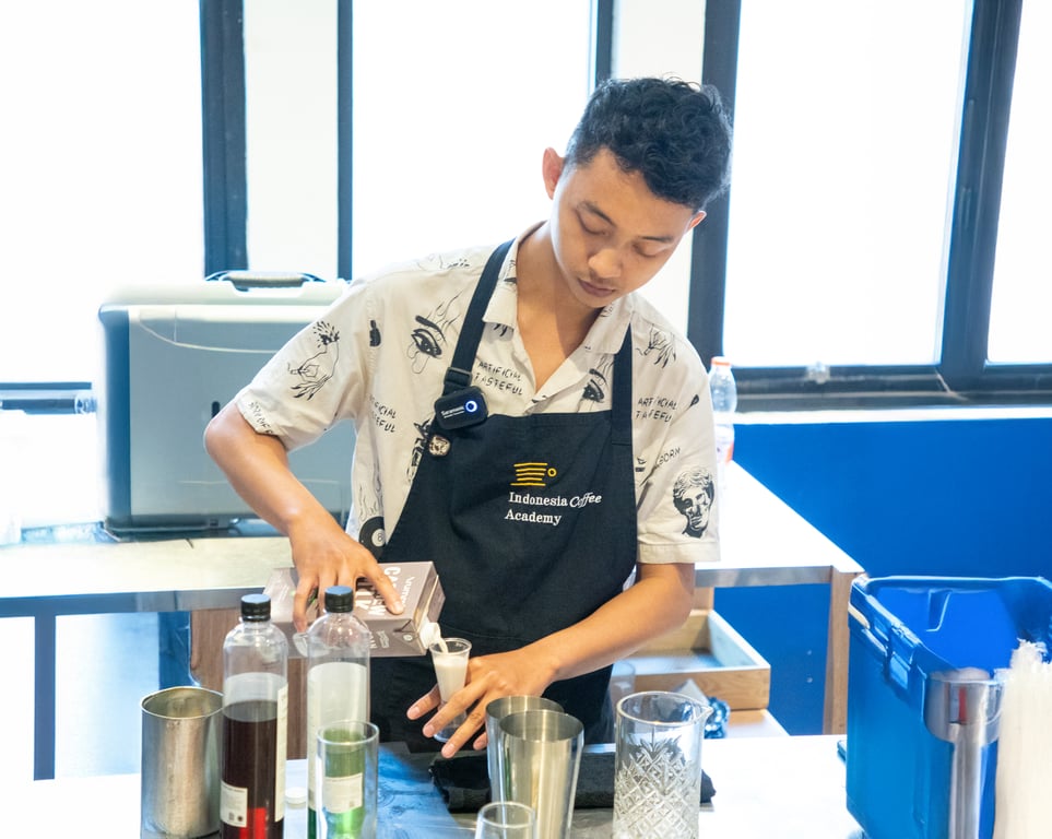 Mentor dari Indonesia Coffee Academy memberikan demo kreasi menu