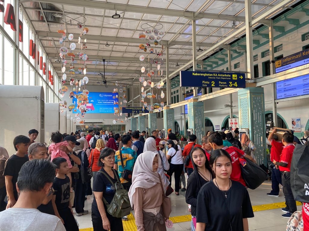 Suasana keramaian penumpang di Stasiun Pasarsenen pada Rabu (16/7).
