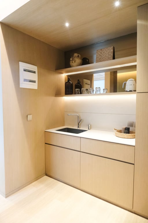 Di area coffee pantry, Insignio Studio menghadirkan sentuhan elegan dengan produk BLANCO UNIT. Mereka memilih kitchen sink berukuran lebih kecil, yang proporsional dengan dimensi ruang pantry, menciptakan keselarasan yang sempurna.