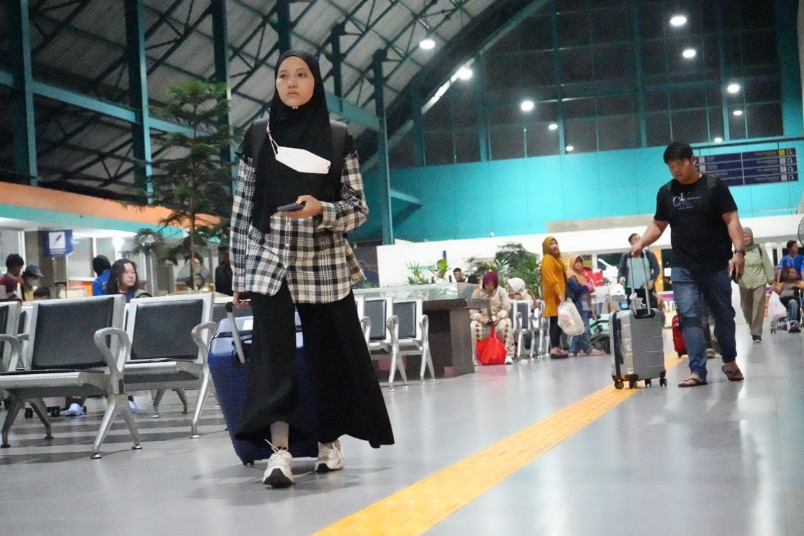 Foto: Penumpang kereta api Sindang Marga relasi Kertapati - Lubuk Linggau saat berada di ruang tunggu penumpang