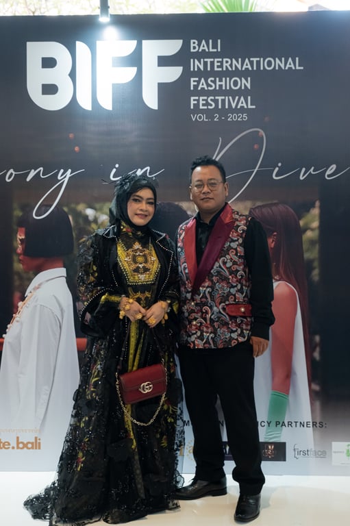 “Perjalanan dari Cigondewah ke panggung internasional adalah bukti bahwa mimpi bisa diwujudkan dengan komitmen, kerja keras, dan keberanian untuk berbeda,” tambah Popon & Herman, owner Alcavella.