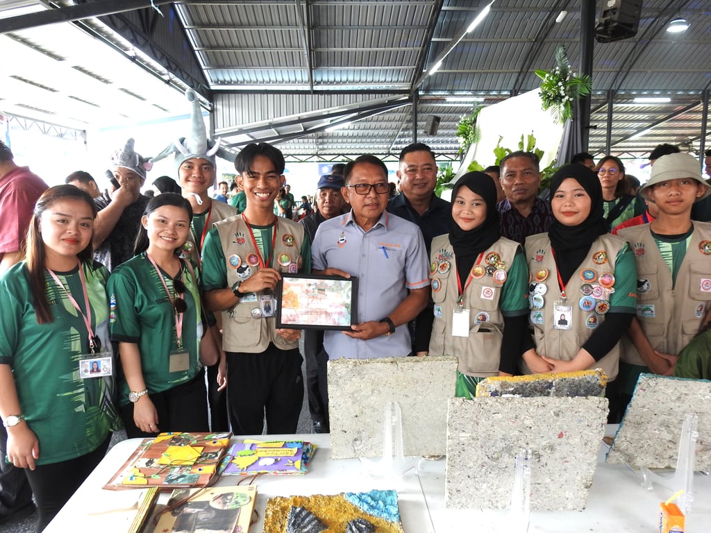 Community Development Leader Unit Officer, Tokyo @ Abdul Hassim Haji Omar visited the exhibition booth and joined students for a group photo as they proudly showcased their art posters illustrating the vision of humans and elephants living in harmony.