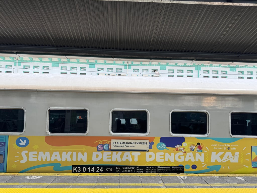 KA Blambangan Ekspress relasi Pasarsenen - Ketapang dengan livery 