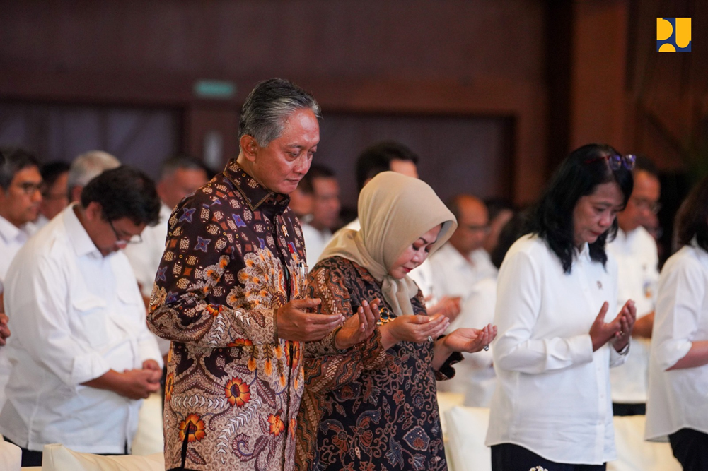 Kiri baris terdepan-Menteri Pekerjaan Uumum (PU), Dody Hanggodo