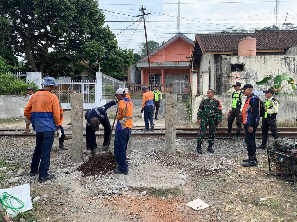 Proses Penutupan Perlintasan Sebidang Liar di KM 36+1/2 antara Cibadak -Parungkuda
