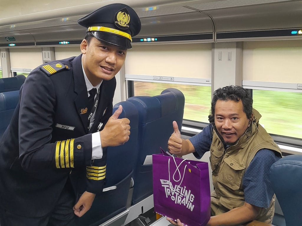 Kondektur KA Taksaka memberikan merchandise kepada pelanggan dalam rangka memperingati Hari Kebangkitan Nasional 