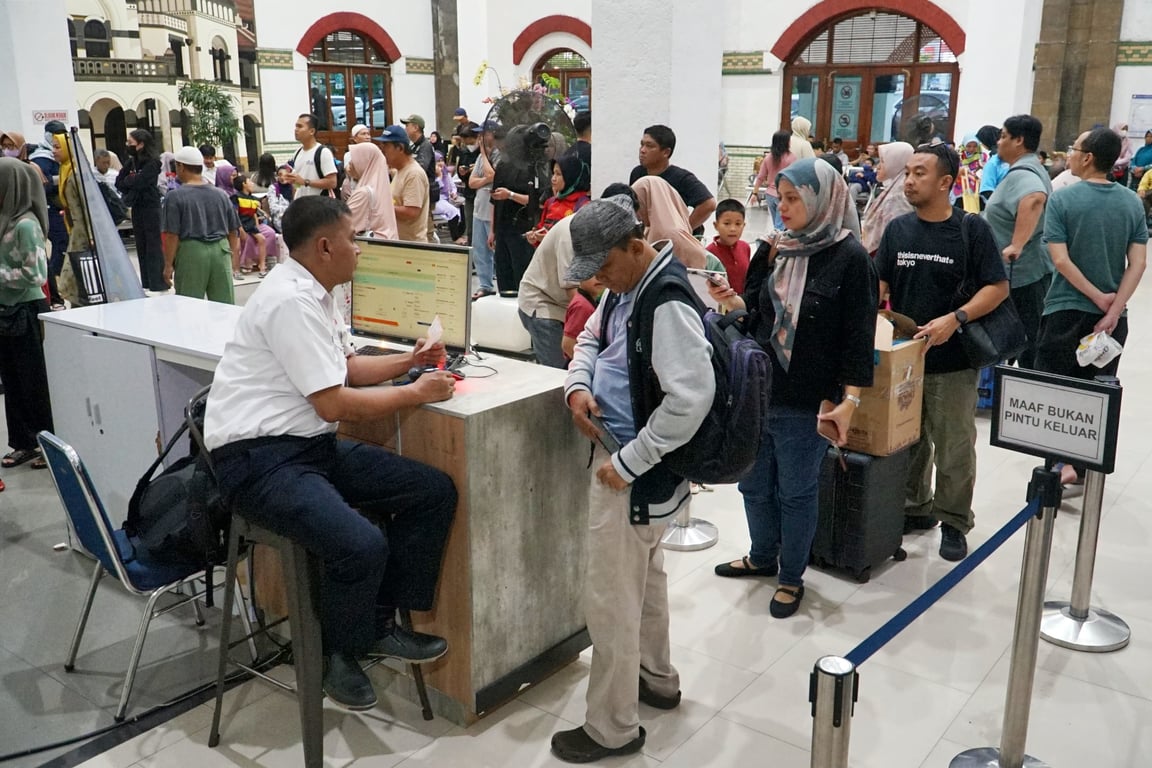 Para penumpang KA saat melakukan proses boarding di Stasiun Semarang Tawang