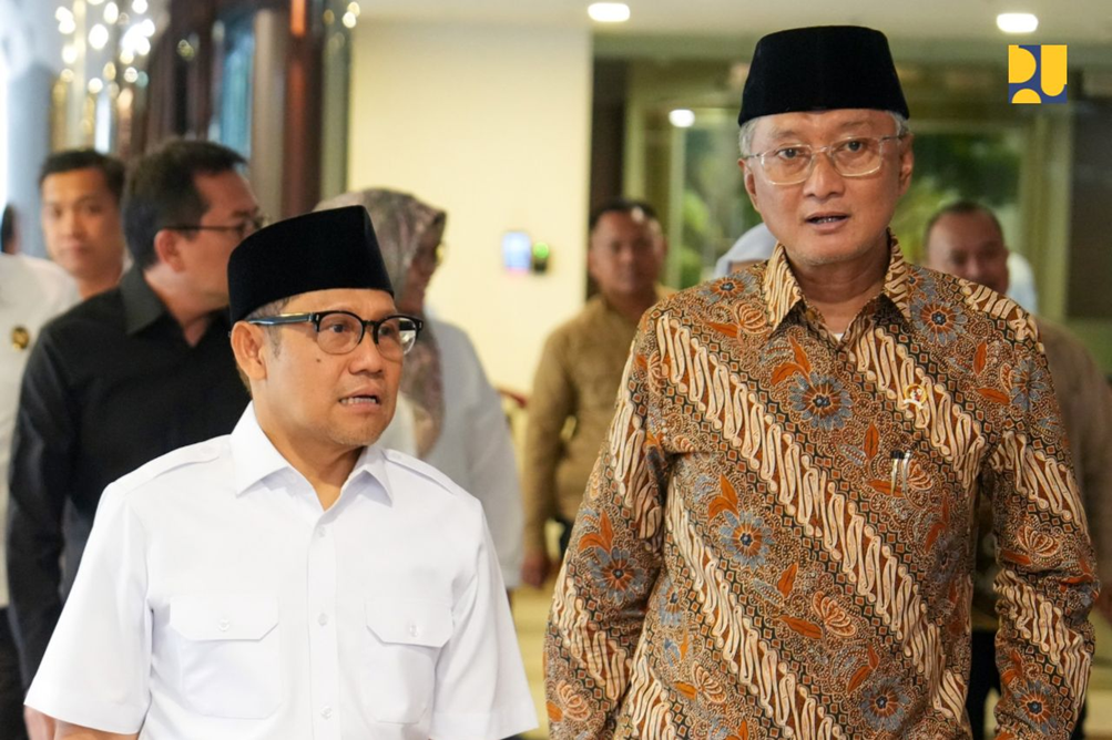 Kanan Peci Hitam dengan batik – Bapak Dody Hanggodo Menteri Pekerjaan Umum