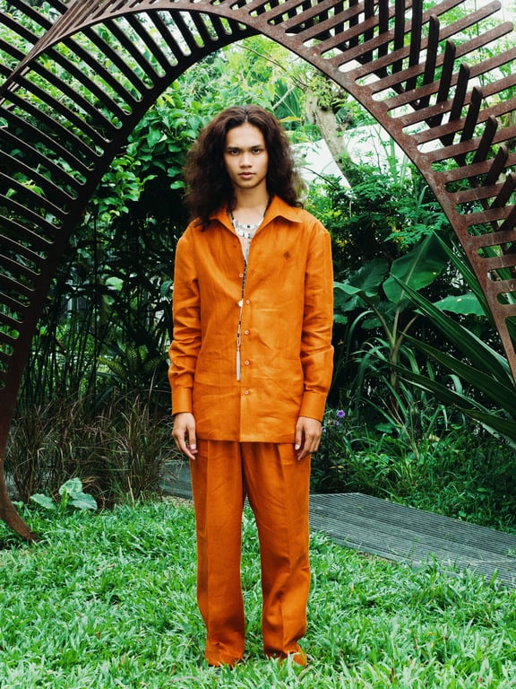 A radiant co-ordinate set in squash orange breathes life and energy, crafted from the finest linen to drape effortlessly over the body. 