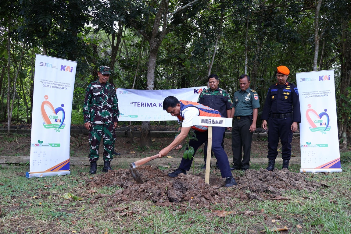 Penanaman pohon sebagai simbolis peresmian bantuan bibit pohon