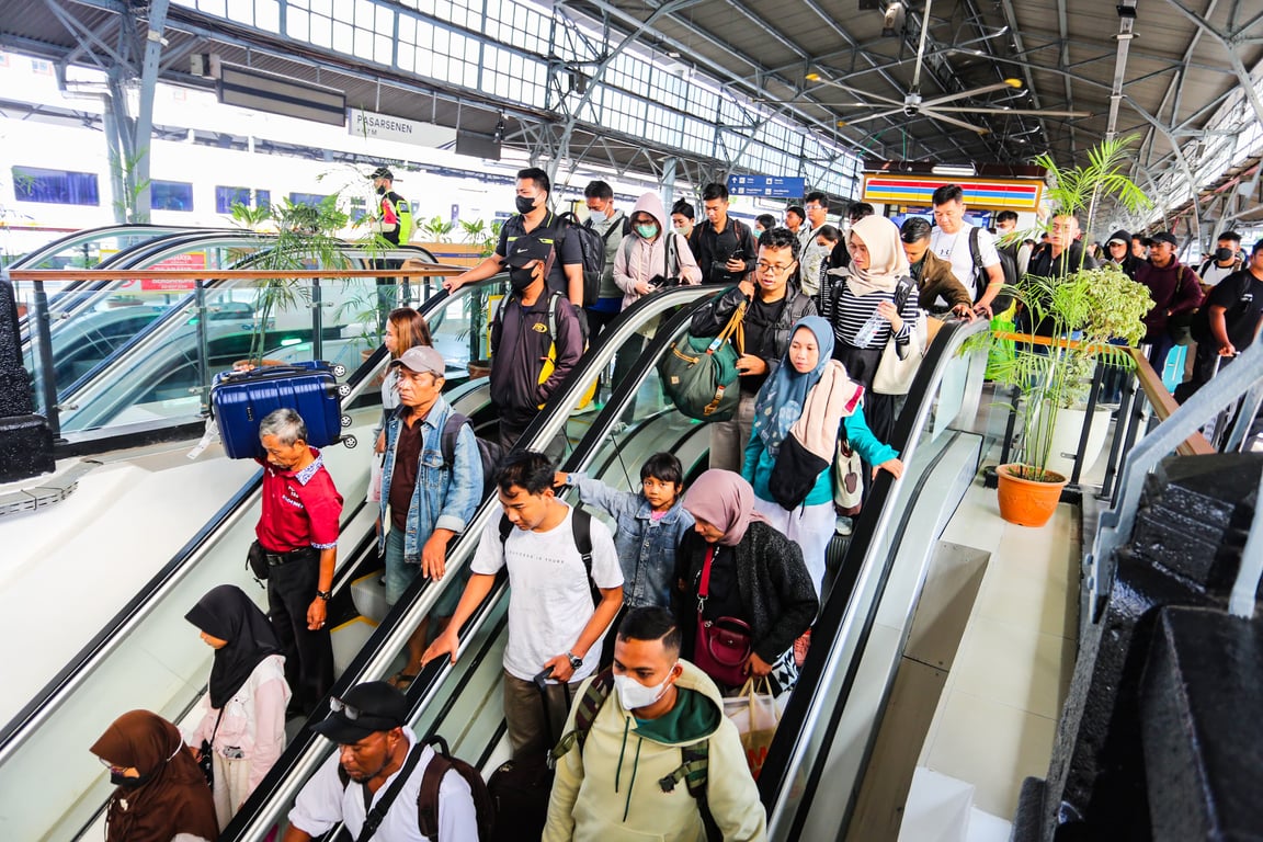 Suasana Kedatangan Penumpang di Stasiun Pasar Senen