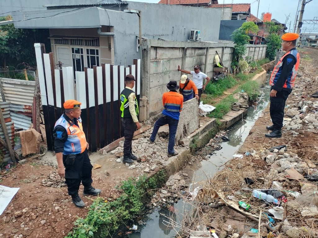 Jembatan penghubung dari rumah warga ke jalur kereta api dibongkar oleh petugas KAI Daop 1 Jakarta, agar tidak ada lagi masyarakat yang melintas di perlintasan liar tersebut yang sangat membahayakan keselamatan.