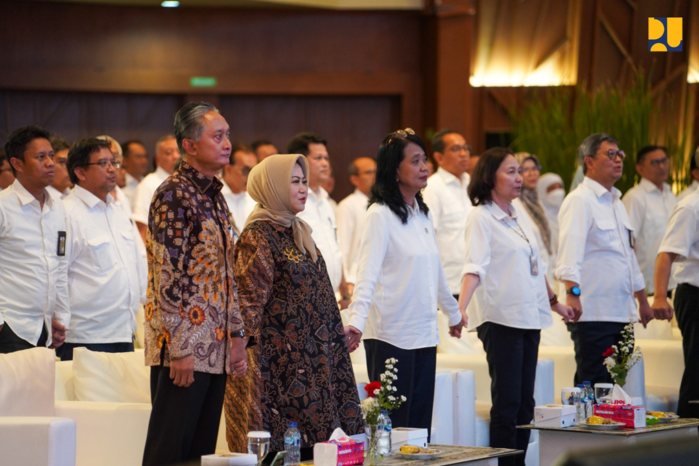 Kiri baris terdepan-Menteri Pekerjaan Uumum (PU), Dody Hanggodo