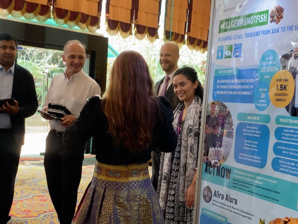 Arfiana Maulina menyambut kehadiran tamu terhormat pada acara APFSD Youth Forum 2025: Christophe Bahuet – Deputy Regional Director for Asia and the Pacific & UNDP Director of the Bangkok Regional Hub, Per Linnér – Deputy Head of Development Cooperation for Asia and the Pacific, Embassy of Sweden, Sivananthi Thanenthiran – Executive Director, ARROW, perwakilan dari UNESCAP, UNEP, KBRI Bangkok, dan Duta Besar Mongolia. (Sumber: Dok. Pribadi/Arfiana Maulina)