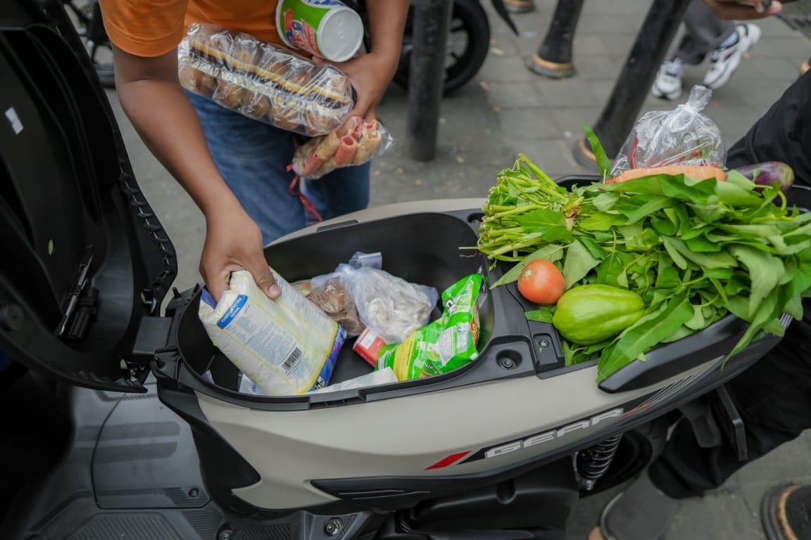 Menyediakan ruang yang cukup untuk menyimpan helm half face atau sejumlah barang bawaan. Meskipun memiliki kapasitas besar, tangki bahan bakarnya tetap menampung hingga 5,1 liter, mendukung efisiensi perjalanan jarak jauh.
