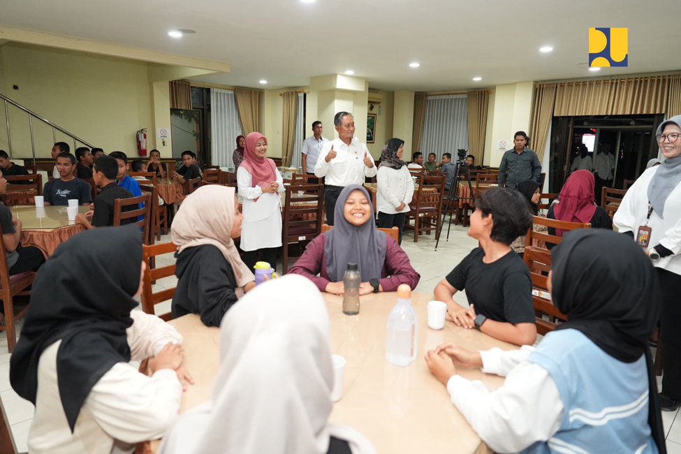 Bapak Dody mengunjungi Gedung balai besar