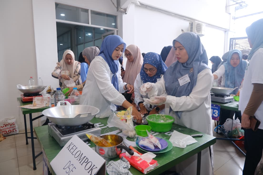 Foto : Peserta lomba memasak pempek sedang membuat olahan pempek