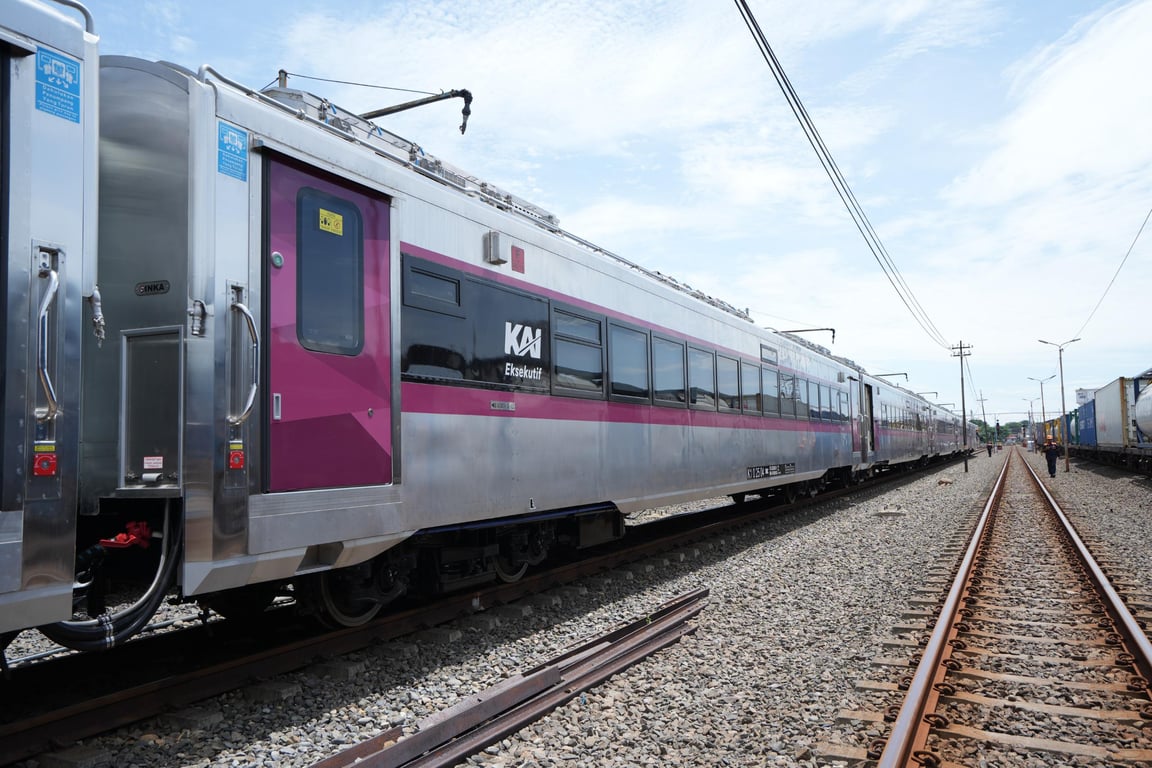 Eksterior Kereta Eksekutif Stainless Steel New Generation pada KA Argo Muria dan Argo Sindoro