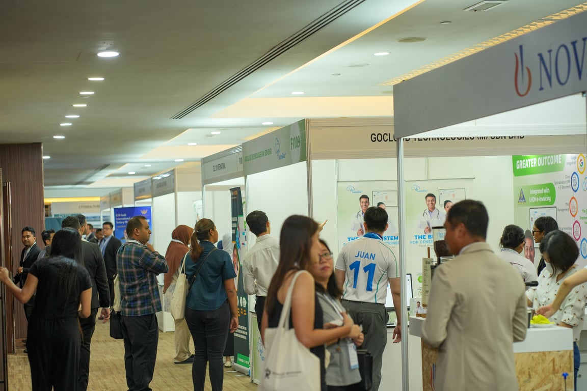 Para profesional kesehatan yang antusias di booth-booth